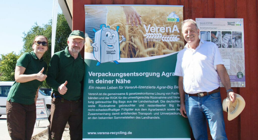 v.l.n.r.: Iryna Hrabenko und Jens Dambeck vom VerenA-Team der RIGK und Dr. Michael Reininger, DRV, an der Sammelstelle für Agrar-Big Bags in Alzey.
