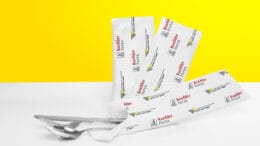 Mit der neuen Papierverpackung von Koehler Paper und der Franz Veit GmbH können Einweg- und Mehrwegbesteck ohne Kunststoff verpackt werden. (Bild: Koehler Paper)