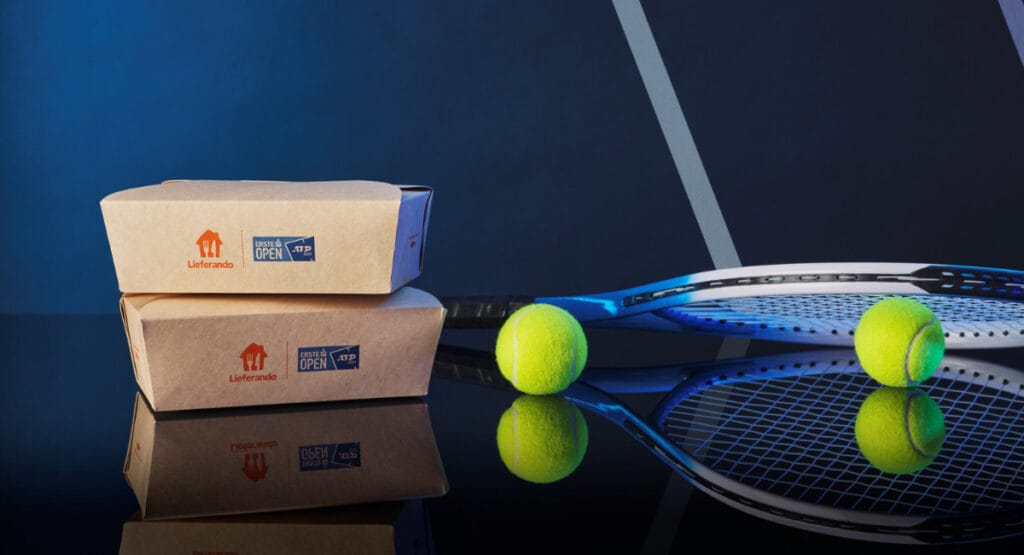 Auf dem Tennisturnier wurden Speisen in den Kartonverpackungen von Notpla und Coveris vergeben