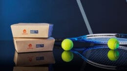 Auf dem Tennisturnier wurden Speisen in den Kartonverpackungen von Notpla und Coveris vergeben