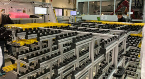 Im Produktionswerk in Owen werden unter anderem Sicherheits-Lichtvorhänge produziert. Die markanten gelben Geräte werden in unterschiedlichen Längen und in Teamarbeit von Mensch und Maschine hergestellt.