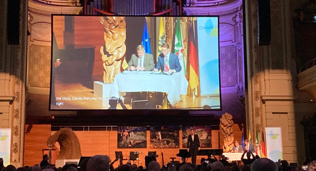 In der Historischen Stadthalle Wuppertal unterzeichneten Hendrik Wüst und Jan Jamben eine Kooperation zur Kreislaufwirtschaft