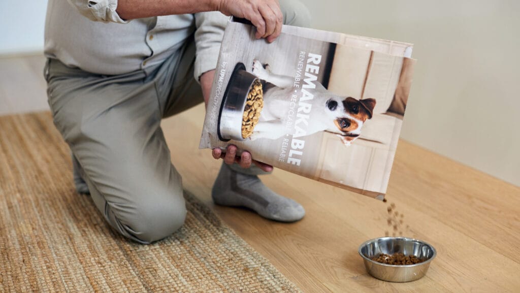 UPM Specialty Papers ermöglicht Tiernahrungsherstellern die Herstellung recycelbarer und PFAS-freier Papierverpackungen