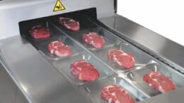 Zur Verarbeitung von Fleischprodukten zeigt Multivac auf der Anuga FoodTec Lösungen