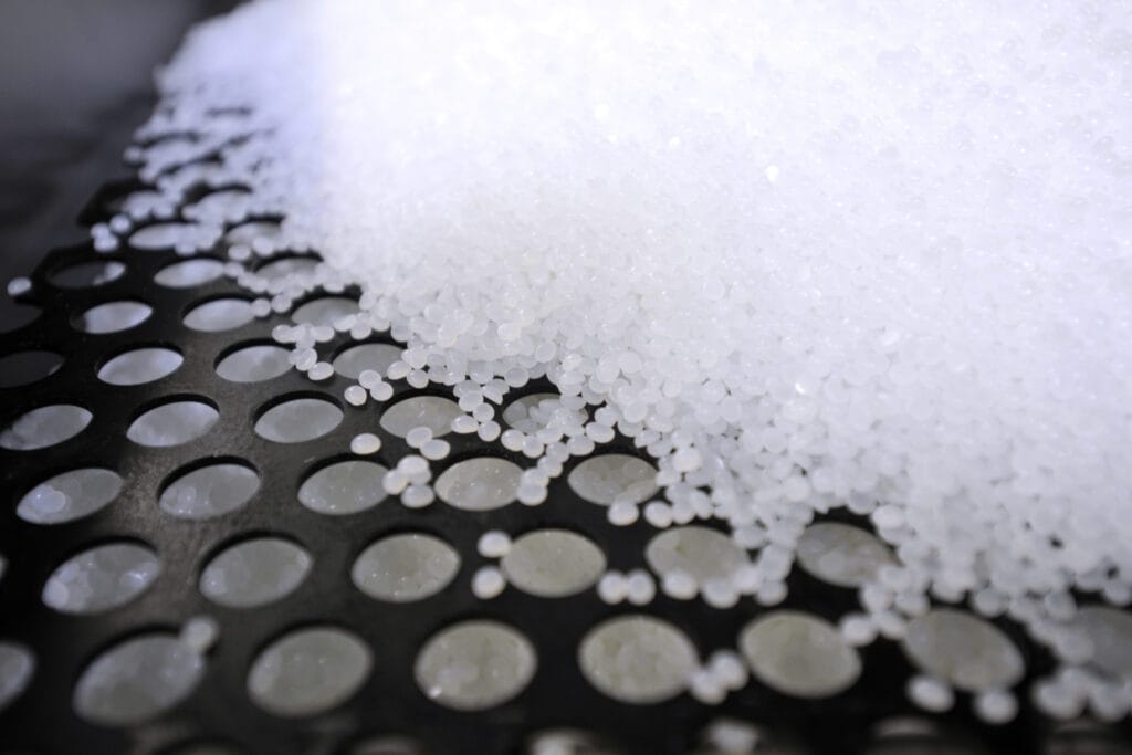 Klein, aber klebstark: Die automatisch förderbaren Technomelt E-COM Klebstoffe für Kartonagen ermöglichen die passgenaue Verpackung von Produkten.