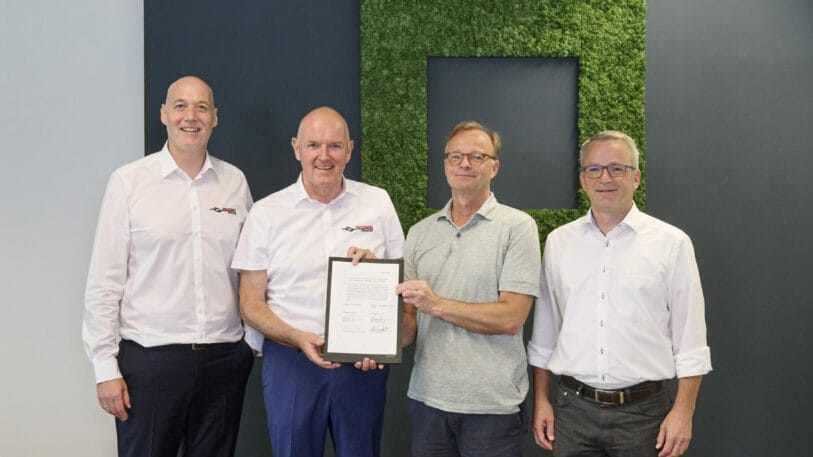 The managing directors of Herrmann Ultraschall, CSO André Deponte (left) and CEO Thomas Herrmann (2nd from left) at the handover of the exclusive rights to Syntegon's process, represented by the then CEO, Dr Michael Grosse (2nd from right), and Stefan Brandstetter, patent attorney (right). Picture: Syntegon