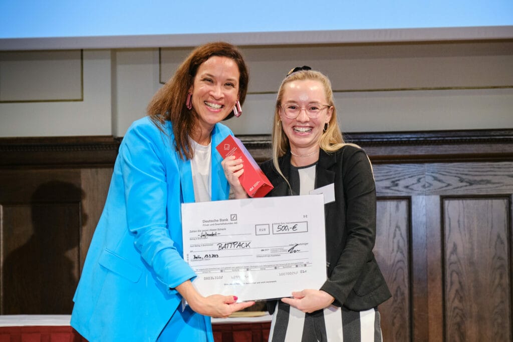 Kim Cheng, Geschäftsführerin des DVI (links) und die Gewinnerin Leonie Theurer (rechts) bei der Preisverleihung.
