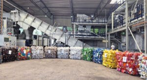 PET-Ballen in einer Sortier-Anlage von RE Plano aus der REMONDIS Gruppe, farblich vorsortiert zur Weiterverarbeitung zu farbenreinen Rezyklaten. Die Anlage wurde im Februar 2023 in Betrieb genommen. Ausgestattet mit neuester KI-Technologie und einer mehrstufigen Foto-Sensorik ist sie die modernste Recycling-Sortieranlage für Kunststoffe in Europa.