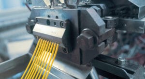 PET-Recycling bei RE Plano, einer Schwestergesellschaft von EKO-PUNKT aus der REMONDIS Gruppe: Nach der Extrusion härtet der Strang aus wieder aufbereitetem Alt-PET aus und wird anschließend in Granulat zerteilt.