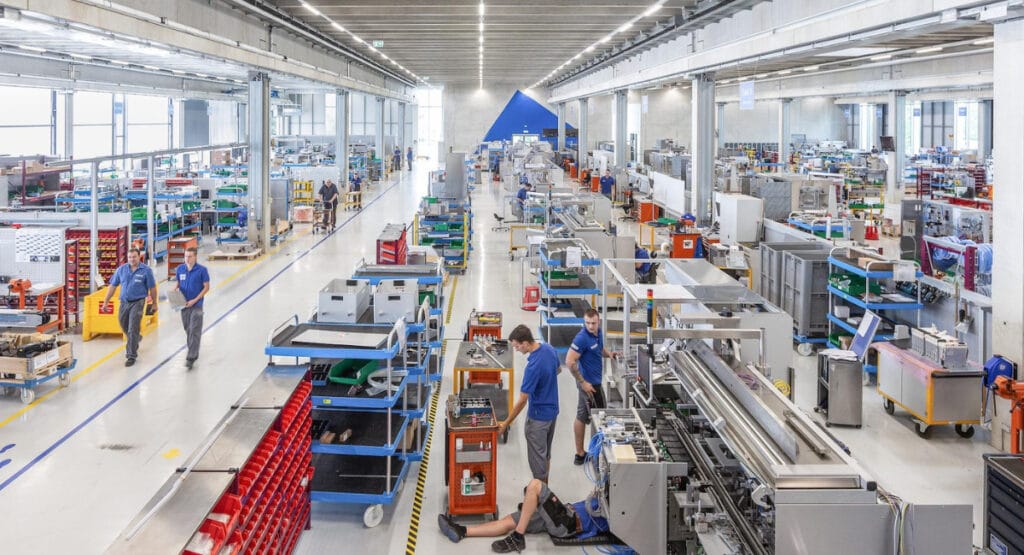 Uhlmann has remained true to its headquarters: Production hall in Laupheim in 2023.