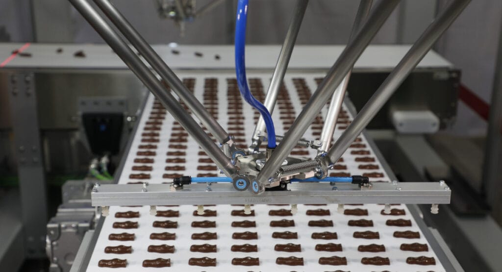 Die Smart Handling Roboter von ACMA verarbeiten auch flache Pralinen.
