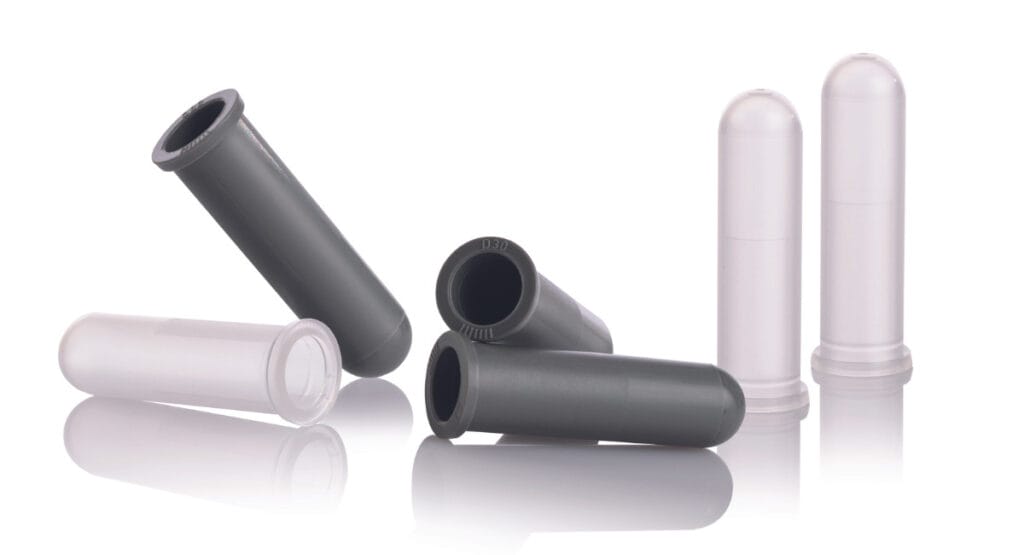 Pöppelmann hat beim Material von Reagiergefäße von Neuware auf Post-Consumer-Rezyklat umgestellt.