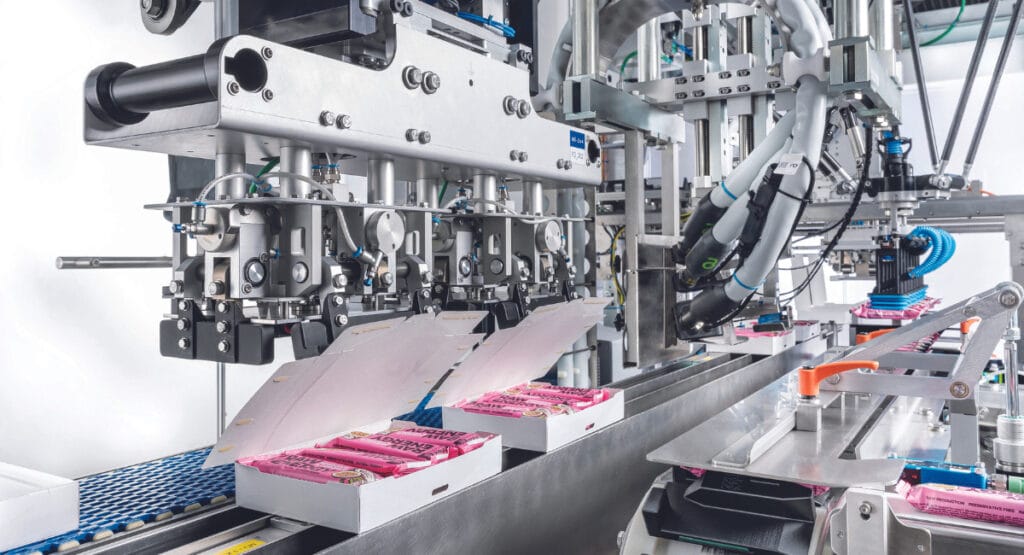 Auf der ProSweets zeigt Schubert den TLM Comfort Feeder mit einem Riegelpacker.