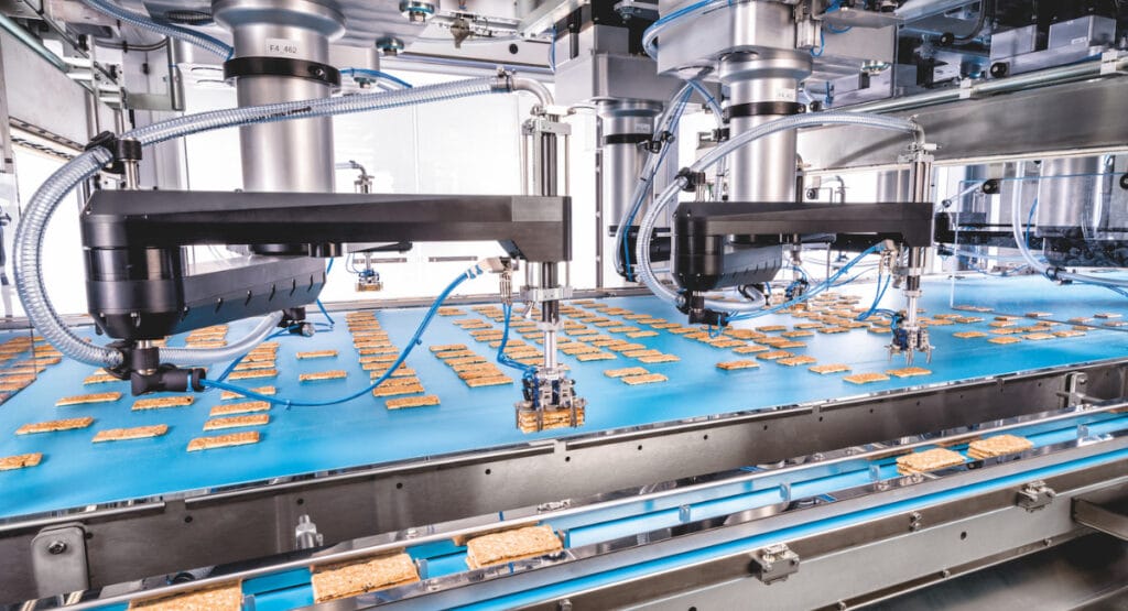 Pick-and-place robots pick up baked goods and place them with millimetre precision. This is even possible with fragile products such as biscuits, which are grouped into a stack.