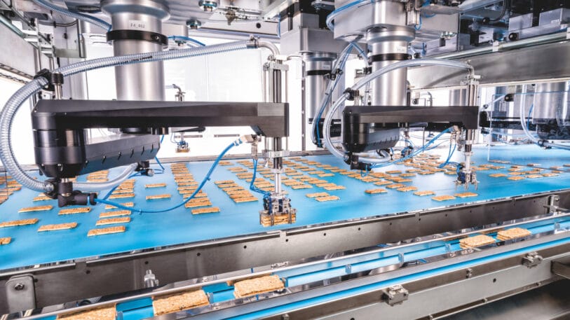Pick-and-place robots pick up baked goods and place them with millimetre precision. This is even possible with fragile products such as biscuits, which are grouped into a stack.