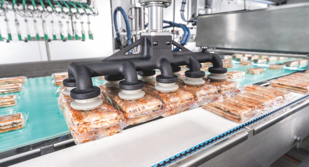 Spezielle Werkzeuge, die genau auf das jeweilige Format abgestimmt sind, wie das Saugerwerkzeug am Pick-and-Place-Roboter, können sich die Unternehmen per 3D-Druck einfach selbst drucken.