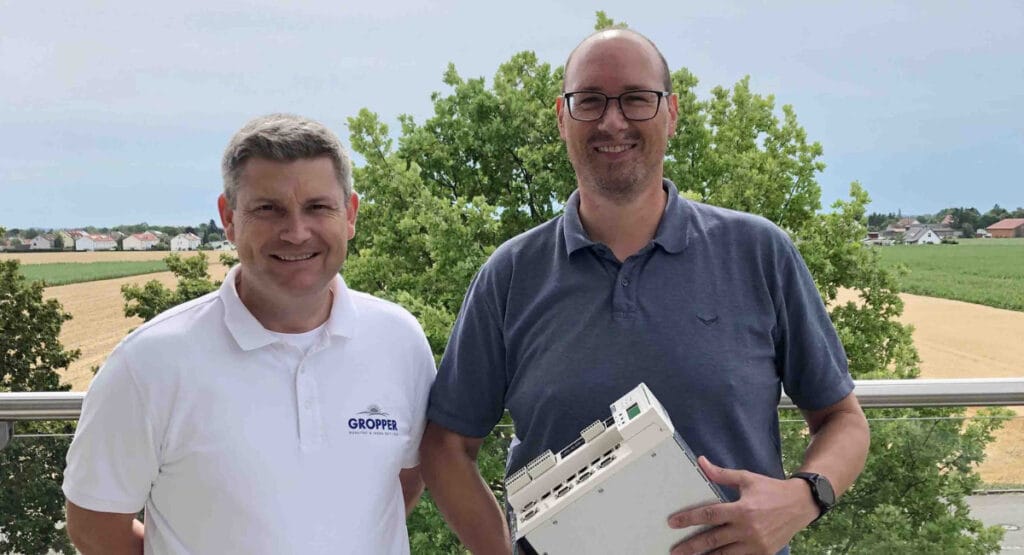 Experts in obsolescence management: Claus Mayr from Gropper (left) and Helmut Weissenbach from Syntegon.