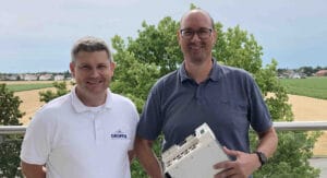 Experts in obsolescence management: Claus Mayr from Gropper (left) and Helmut Weissenbach from Syntegon.
