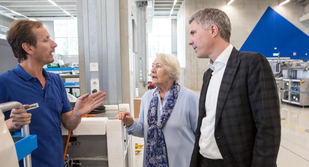 The Uhlmann family business emphasises a lively exchange with employees (Hedwig Uhlmann and Tobias Uhlmann in conversation with employees in the machine assembly area).