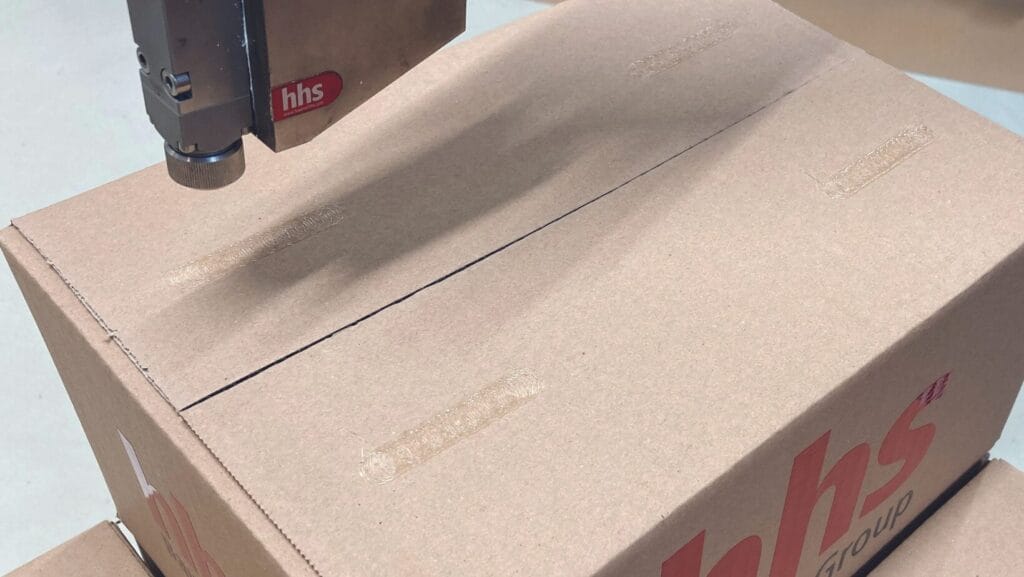 Mit einem neuen Klebstoffauftragssystem von Baumer hhs für die Sicherung von Umverpackungen sowie Transport- und Versandkartons auf Paletten mit Antirutsch-Klebstoffen können Industrieunternehmen den Einsatz von Kunststofffolien auf ein Minimum reduzieren. (Bild: Baumer hhs)