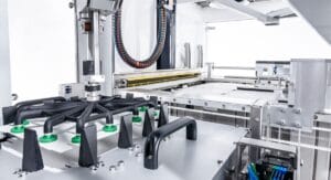 Bei der Zuführung direkt von der Palette zieht ein F4-Roboter jeden Flachzuschnitt einzeln aus dem Zuschnittbogen und legt ihn direkt in das Magazin des A6-Aufrichteaggregats ein.