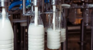Ab dem 1. Januar 2024 wird auf Milchgetränke in Einweg-Kunststofffalschen von 25 Cent erhoben.