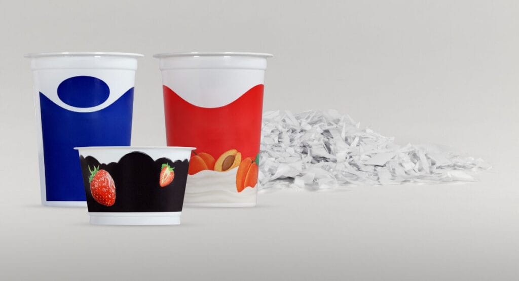 Drei bedruckte Kunststoffbecher, die durch eine Initiative von Greiner, Krones und Siegwerk in Zukunft besseres Recycling erfahren sollen