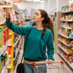 Am Point of Sale muss die Verpackung schnell überzeugen und intuitiv verstanden werden. Signale, die sofort als nachhaltig verstanden und gelesen werden, können eine Kaufentscheidung verstärken.
