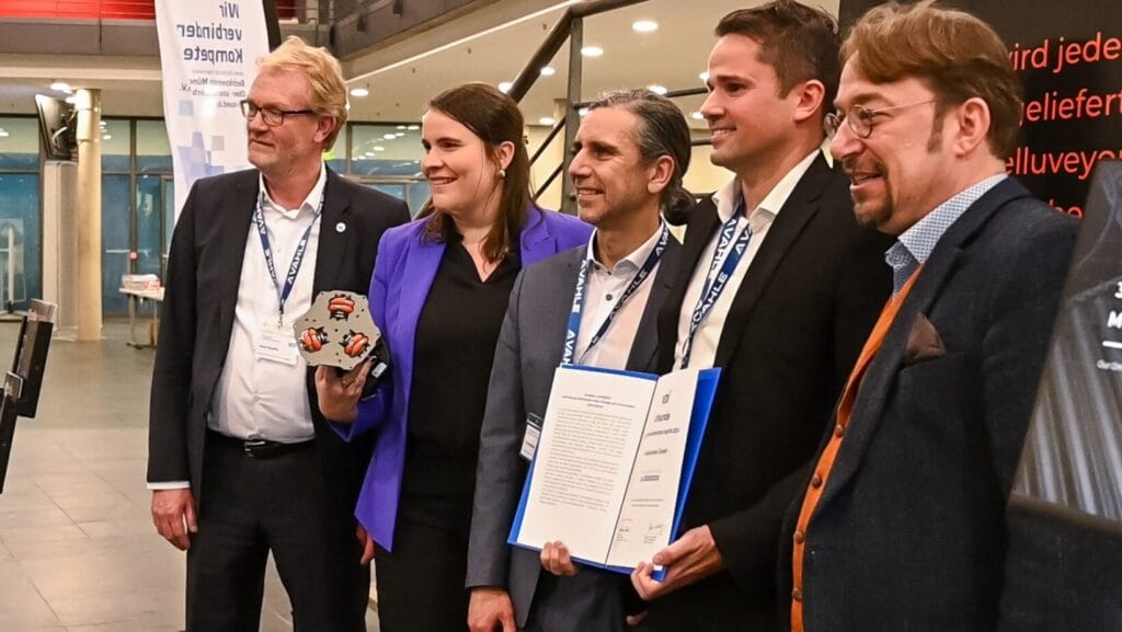 Preisübergabe an Dr.-Ing. Hendrik Thamer und Claudio Uriarte (Geschäftzsführung Cellumation) und Theresa Gröninger (Marketing Cellumation)