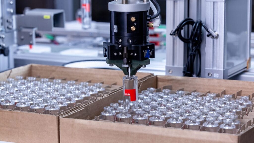 Stäubli Teknics Parfümflakons