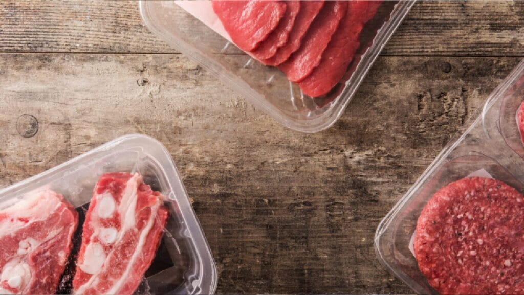 Syensqo und Tomra kooperieren um die Sortierung von mehrschichtigen PVDC-Verpackungsabfällen voranzutreiben.