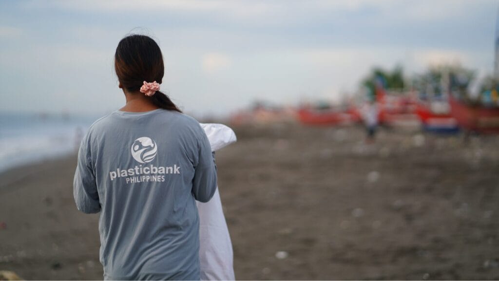 Sammeln von Plastikmüll auf den Philippinen. Das Konzept von Plastic Bank sorgt für eine saubere Umwelt, unterstützt Sammler:innen und stellt der Industrie Recyclingmaterial zur Verfügung