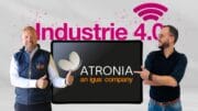 Michael Blass, Geschäftsführer igus e-kettensysteme, und Carlos Alexandre Ferreira, Manager bei Atronia Tailored Systems, freuen sich über die gemeinsame Entwicklung von neuen Industrie 4.0 Produkten. (Quelle: igus GmbH)