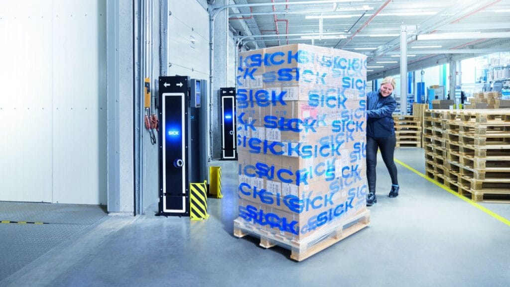 Das Ident Gate System (IGS) trägt mthilfe vielfältiger Sensoren zur Objekterfassung, Warenidentifikation und Richtungserkennung zu mehr Transparenz im Warenein- und -ausgang bei. (Bild: Sick)