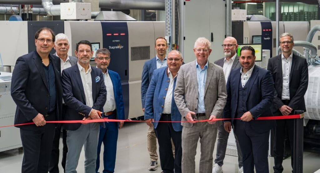 Menschen in einer Halle, rotes Band, Eröffnung