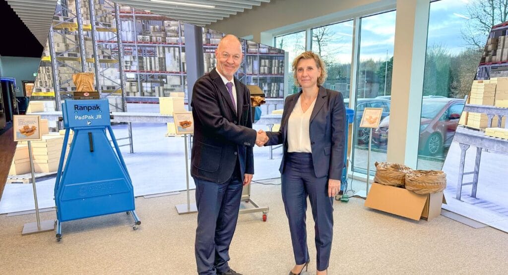 Mann und Frau schütteln sich die Hand