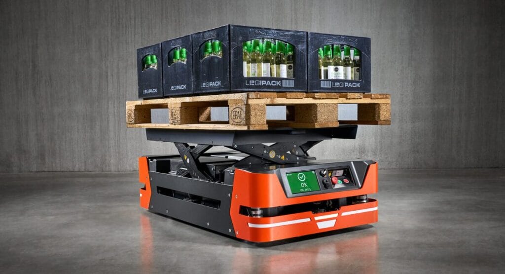 mobiler Roboter mit einer Palette und Wasserkästen