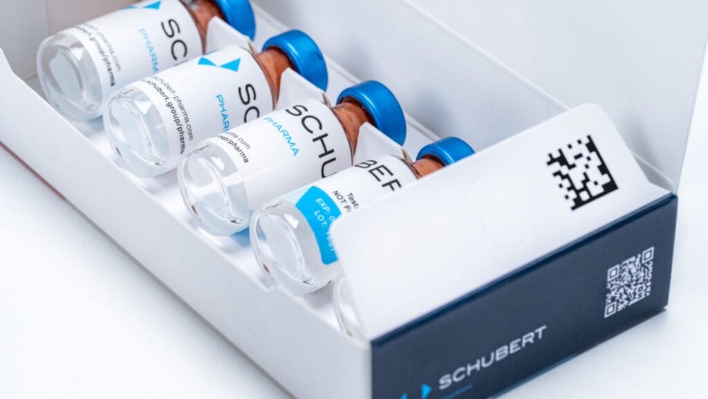 Auf der neuen Verpackungsmaschine können ein, drei, fünf oder zehn Vials in Kartonschachteln verpackt werden. Hier das Format mit den fünf Vials liegend im Gefache der Schachtel.