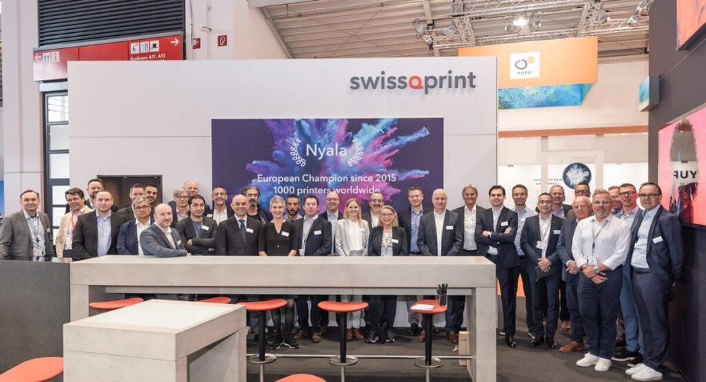 Gruppe von Menschen an einem Messestand