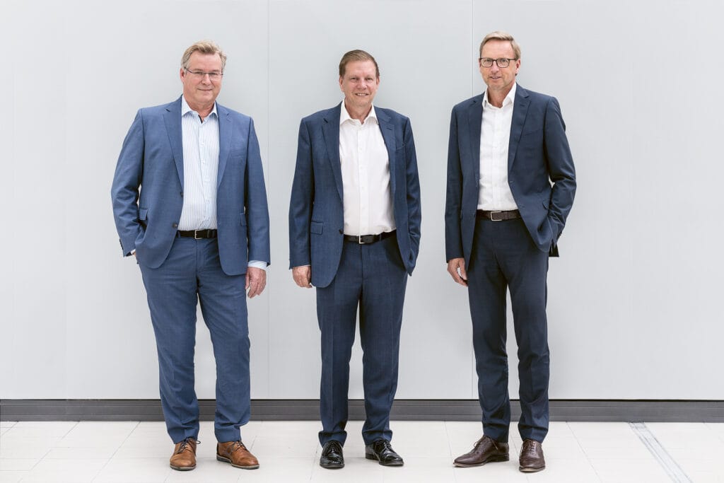 Peter Gabriel, Ralf Schubert und Marcel Kiessling (v. l.), die Geschäftsführer der Gerhard Schubert GmbH, sehen den Verpackungsmaschinenhersteller für die Zukunft gut aufgestellt. (Bild: Gerhard Schubert GmbH)