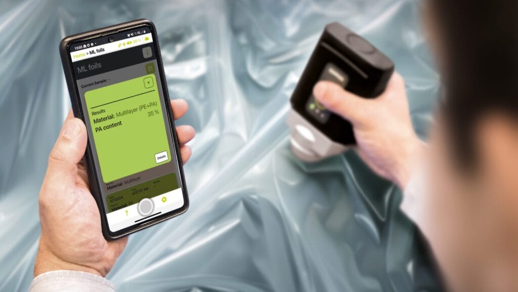 Vor-Ort-Identifizierung von Multimaterialfolien mit der mobilen NIR Spektroskopie-Lösung. (Bild: TrinamiX)