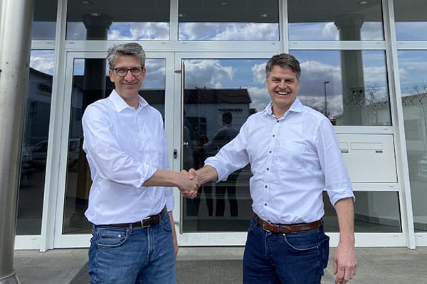 Robert Kaminski, Key Account Manager von Robatech Deutschland (links) und Martin Hammerschmid, Geschäftsführer von Gernep (rechts). Bild: Robatech GmbH