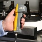 Leicht in der Hand: Der ergonomische Zustimmschalter HD5 von ABB garantiert ein Höchstmaß an Ergonomie und Sicherheit.