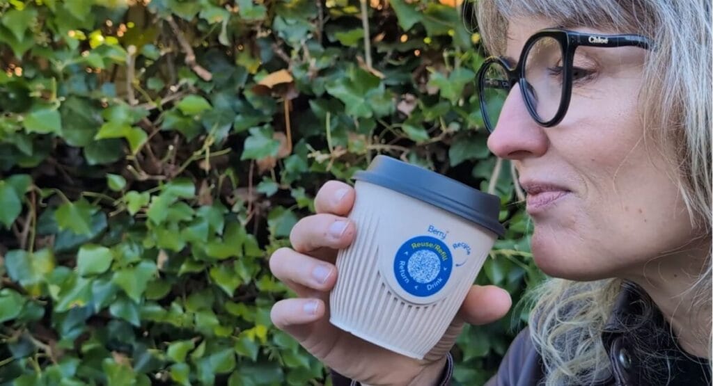 Der neue Mehrwegdeckel ist mit allen Bechern für Heiß- und Kaltgetränke von Berry kompatibel.