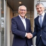 Stabwechsel bei der technischen Leitung: Lorenz Geiger (links) übergibt die verantwortungsvolle Position bei der Schreiner Group an Martin Moser (rechts).