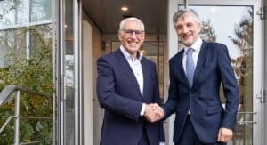 Stabwechsel bei der technischen Leitung: Lorenz Geiger (links) übergibt die verantwortungsvolle Position bei der Schreiner Group an Martin Moser (rechts).