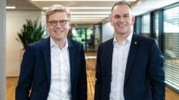 Dr. Mats Gökstorp, Vorstandsvorsitzender der SICK AG (links), und Peter Selders, CEO der Endress+Hauser Gruppe.