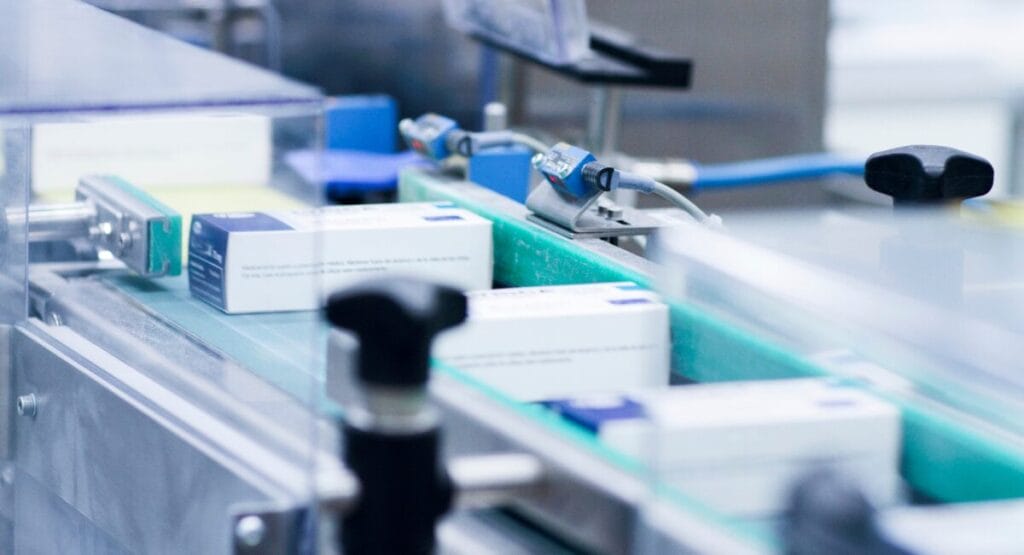 Henkel hat den neuen Schmelzklebstoff Technomelt Supra PRO 301 Plus speziell für Hochgeschwindigkeitsmaschinen für Pharmaverpackungen entwickelt.