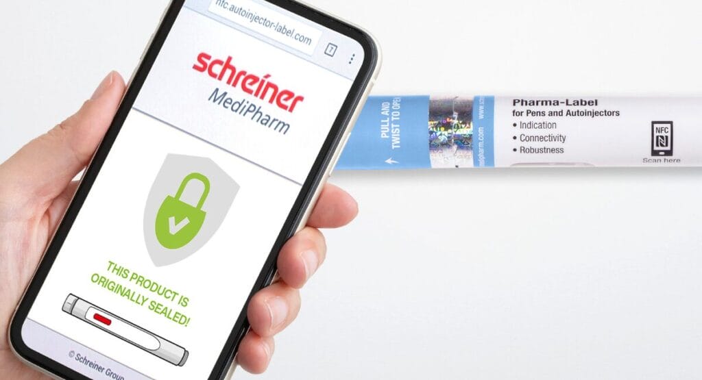 Smarte Sicherheit: Mit einem NFC-Label am Pen können Patienten per Smartphone in Sekundenschnelle die Echtheit und Unversehrtheit ihres Medikaments überprüfen.