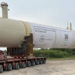 Zwei 260.000 Liter Tanks werden zur MoReTec-Anlage von LYB Wesseling transportiert. (Bild: LynondellBasell)